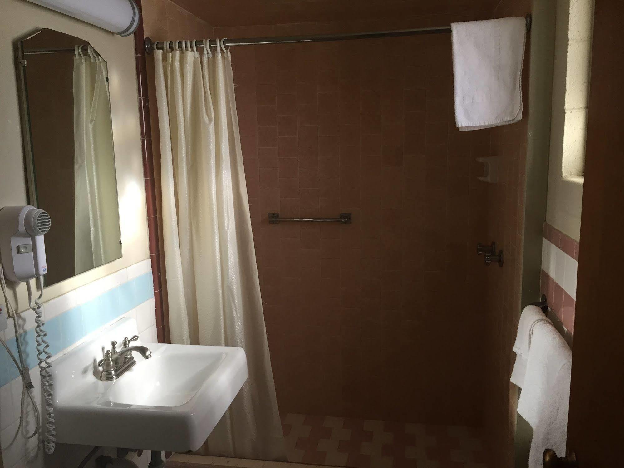 Village Inn Туларе Экстерьер фото